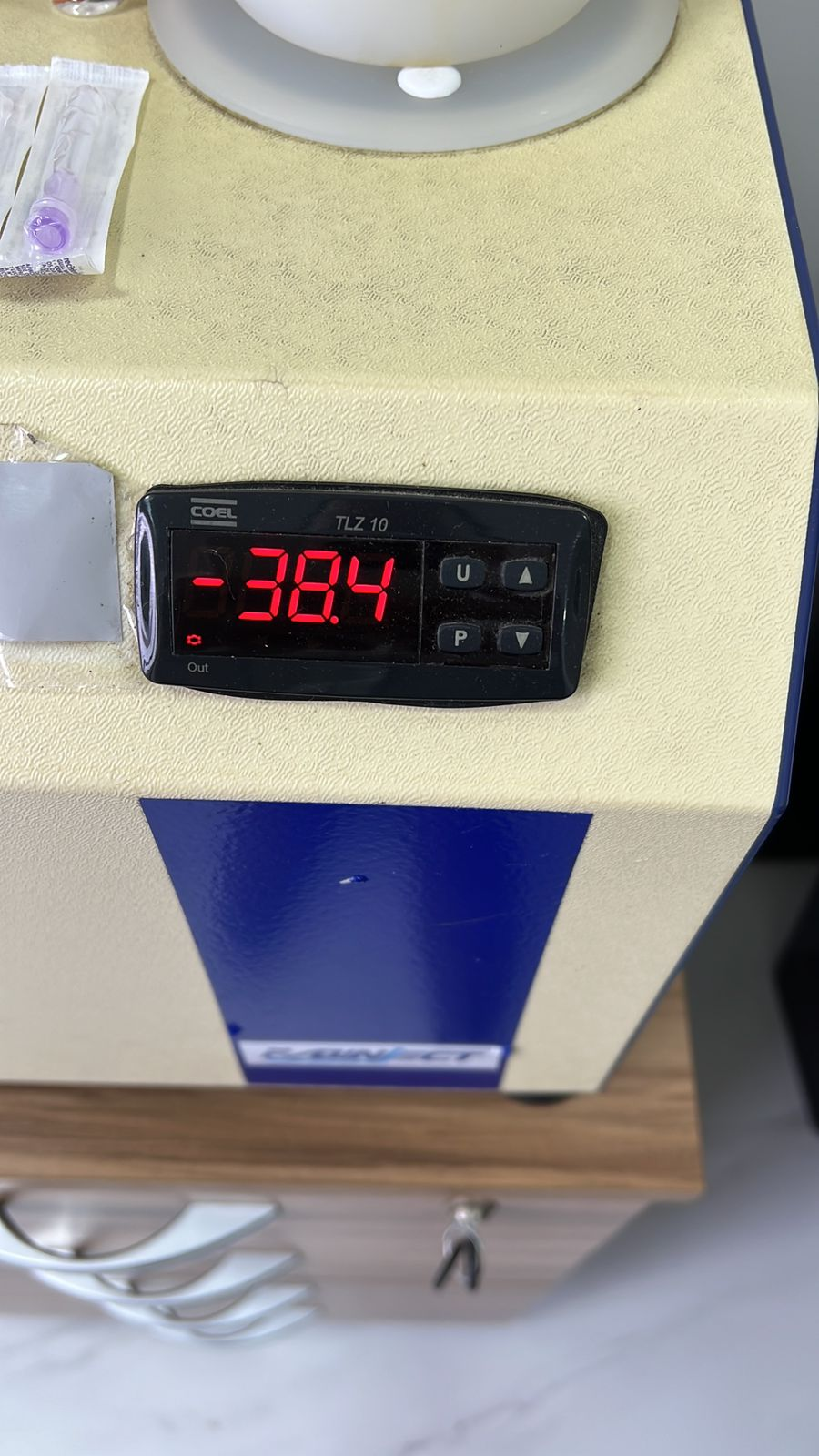 Equipamento de refrigeração de seringas indicando menos 38,4 graus Celsius